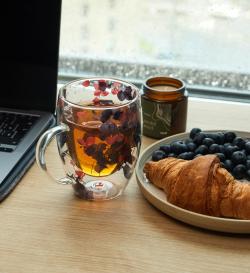 Кружка с двойным дном и цветами